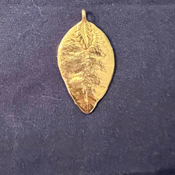Gold tone Leave Pendant 1.5” - Picture 3 of 3